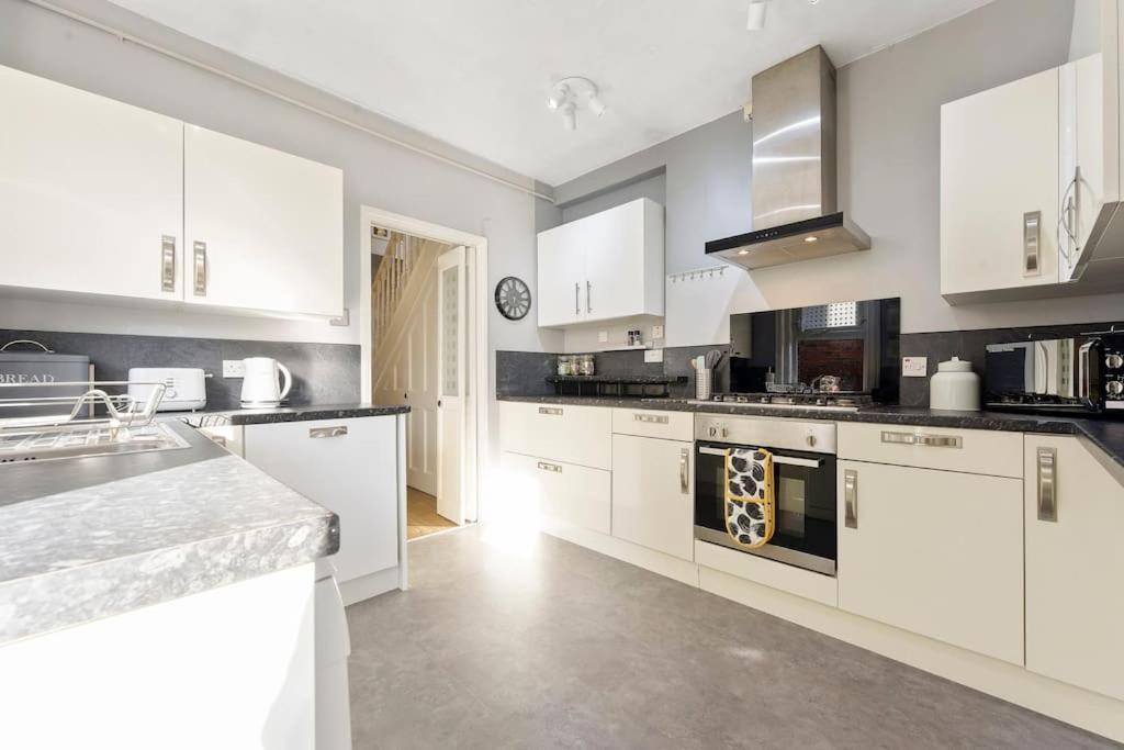 The Capstone Retreat - Beautiful Detached Family Home By Coastline Retreats, Arcade Machine, Parking, Bbq Bournemouth Dış mekan fotoğraf